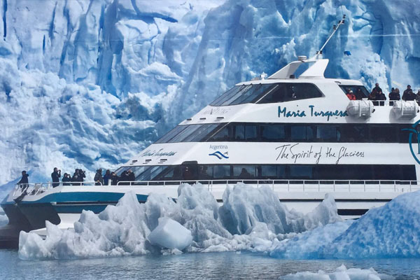 Disfrutando de las vistas del glaciar desde las pasarelas en El Calafate, Argentina