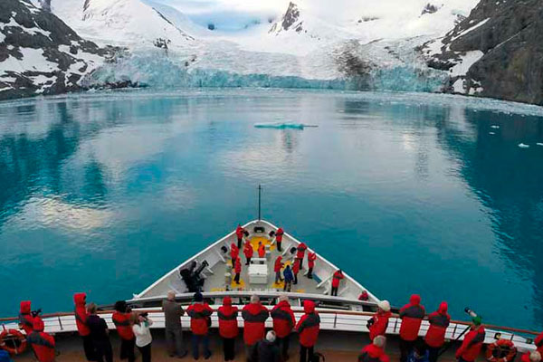 Vista de los icebergs desde el Celebrity Cruise en la Antártida