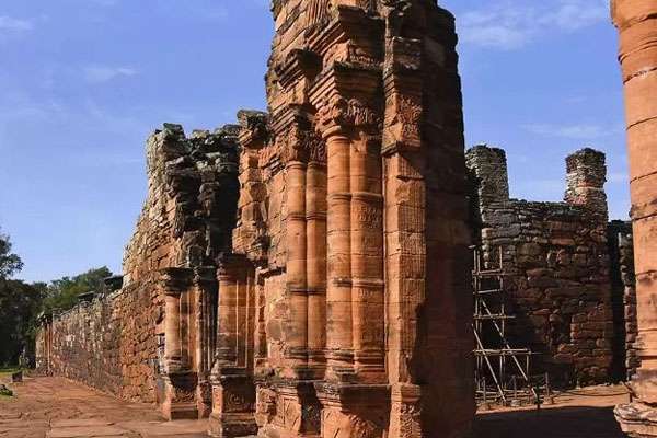 Detalle de la arquitectura jesuítica en las Ruinas de San Ignacio, Argentina