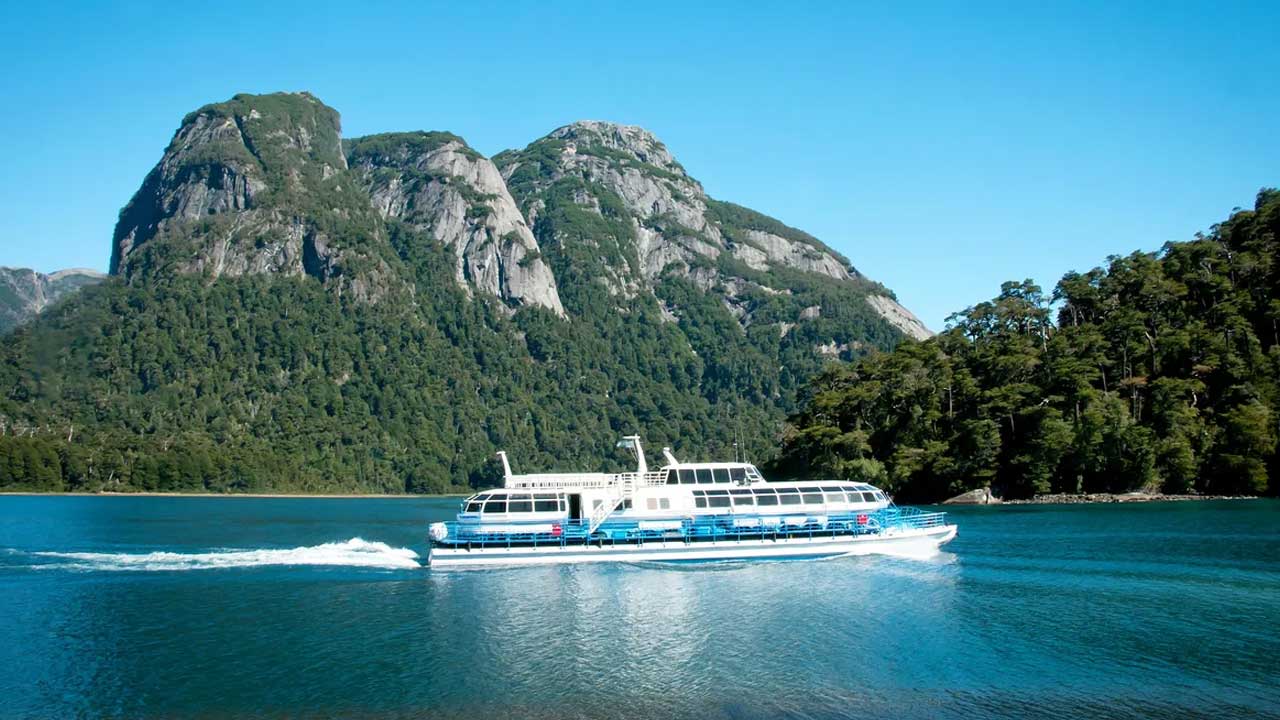 1 Explora lo mejor de Bariloche en este tour de 5 días: Aventura al pie del Cerro Tronador, exploración en Puerto Blest y travesía por la Ruta de los Siete Lagos