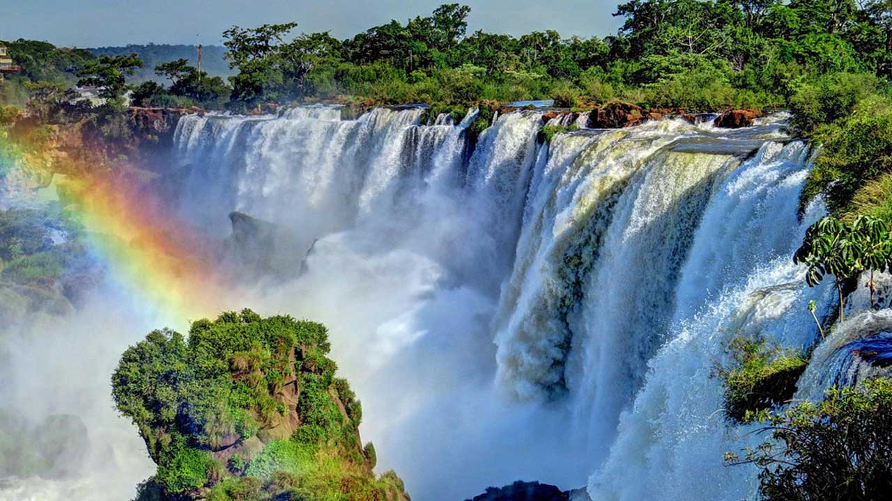 1 Discover the Iguazú Deluxe tour: adventure, culture, and nature. A luxury journey with exclusive activities and premium accommodation.