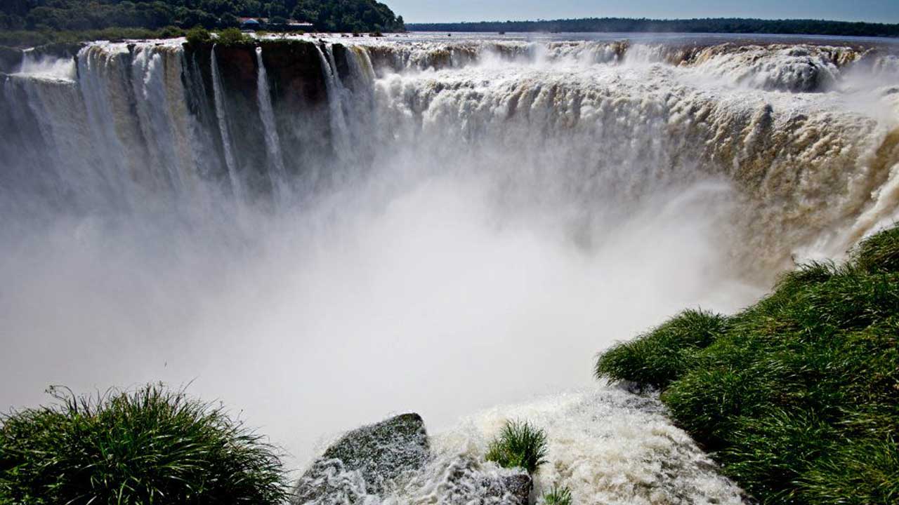 5 Discover the Iguazú Deluxe tour: adventure, culture, and nature. A luxury journey with exclusive activities and premium accommodation.