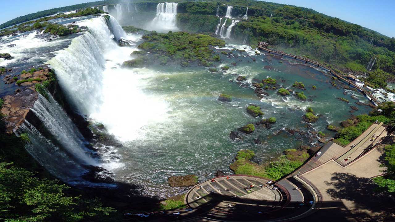 8 Discover the Iguazú Deluxe tour: adventure, culture, and nature. A luxury journey with exclusive activities and premium accommodation.