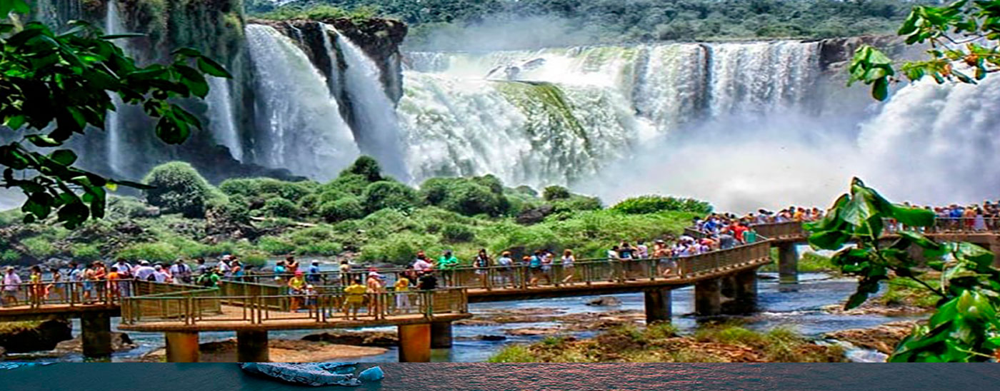 1 Explora las majestuosas Cataratas del Iguazú con nuestro tour desde Buenos Aires. Incluye vuelos, traslados y guías.