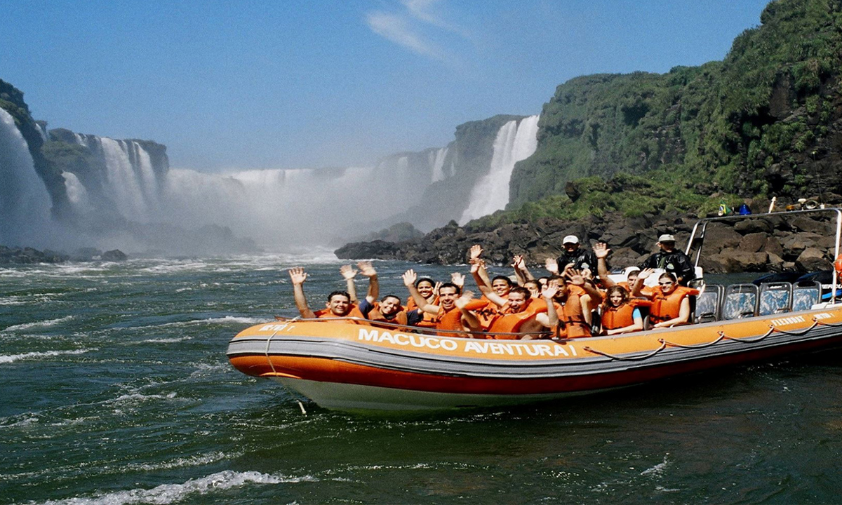 5 Explora las majestuosas Cataratas del Iguazú con nuestro tour desde Buenos Aires. Incluye vuelos, traslados y guías.