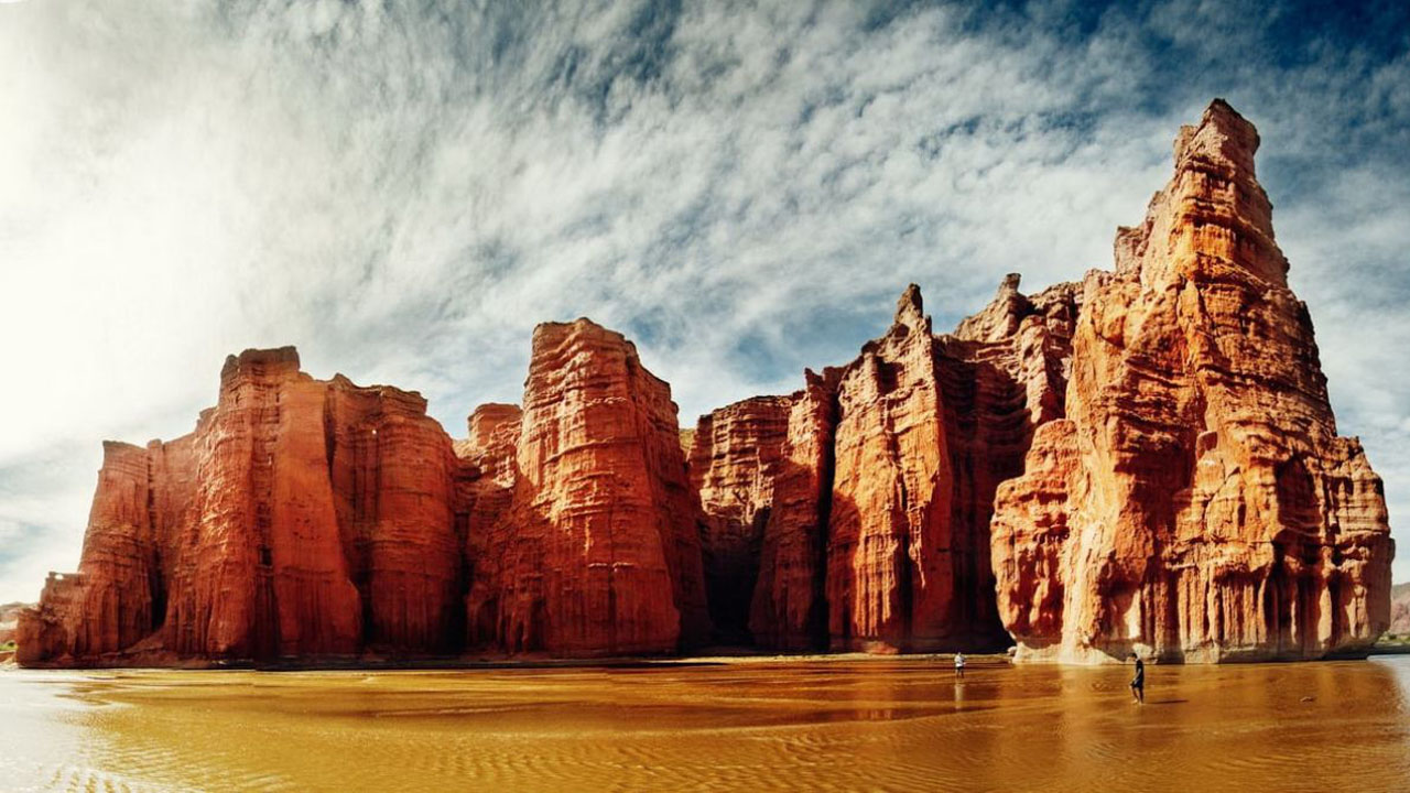 4 Descubre las maravillas del norte de Argentina con nuestro tour completo a las Cataratas del Iguazú y Salta. Paquete completo con todas las comodidades.