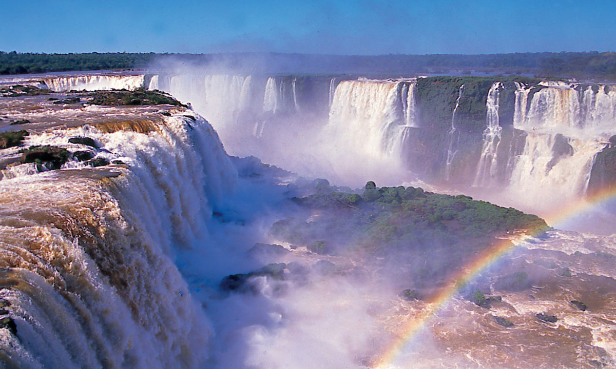 6 Descubre las maravillas del norte de Argentina con nuestro tour completo a las Cataratas del Iguazú y Salta. Paquete completo con todas las comodidades.