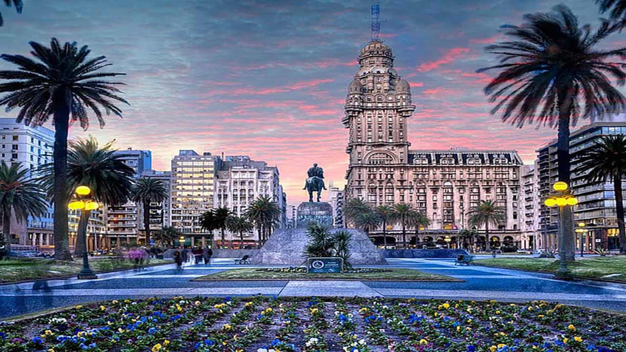 1 Embark on a day-long Montevideo Tour, blending history, culture, and scenic beauty.