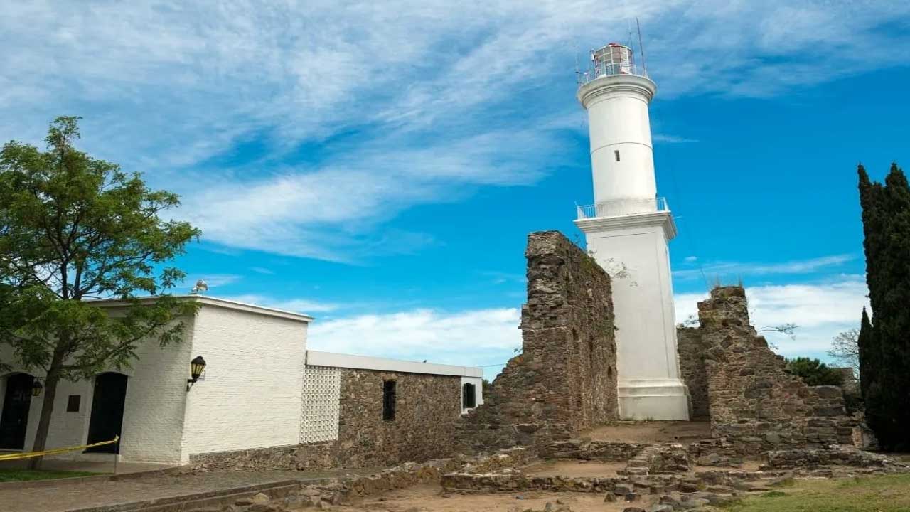 2 Descripción: Embárcate en un Tour a Colonia, sitio de UNESCO, explorando su rica historia, arquitectura colonial