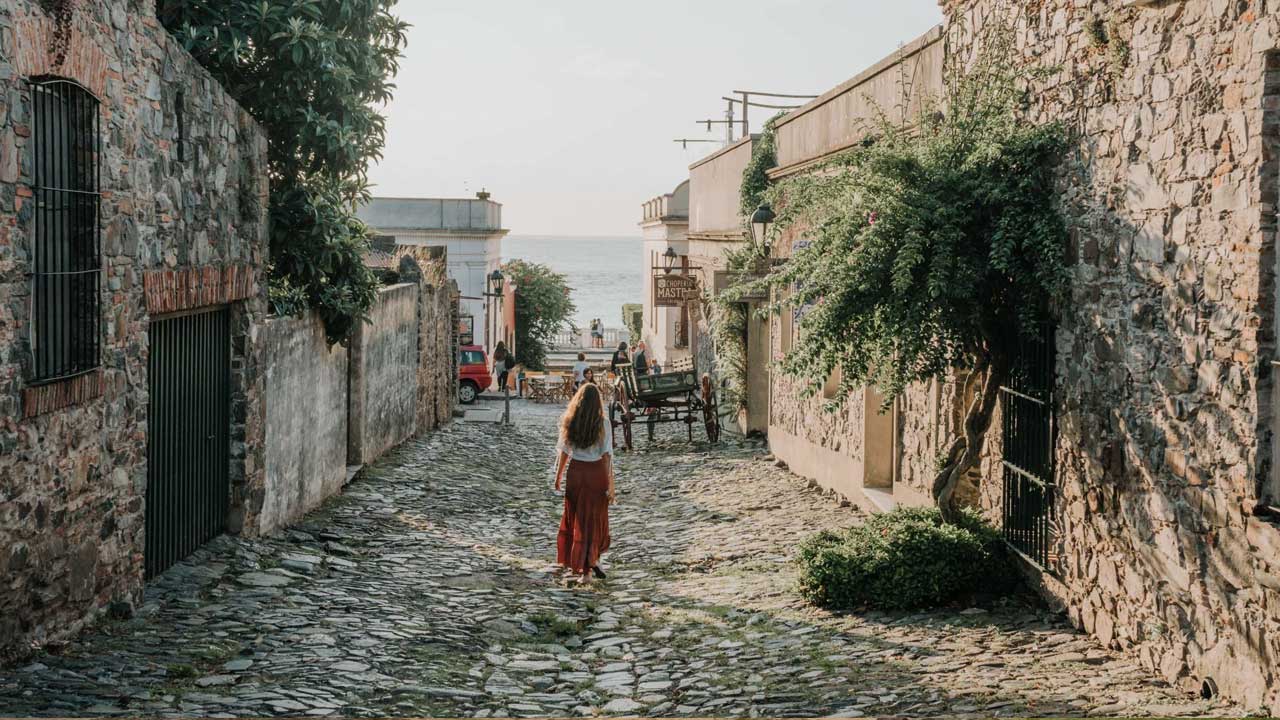 6 Descripción: Embárcate en un Tour a Colonia, sitio de UNESCO, explorando su rica historia, arquitectura colonial